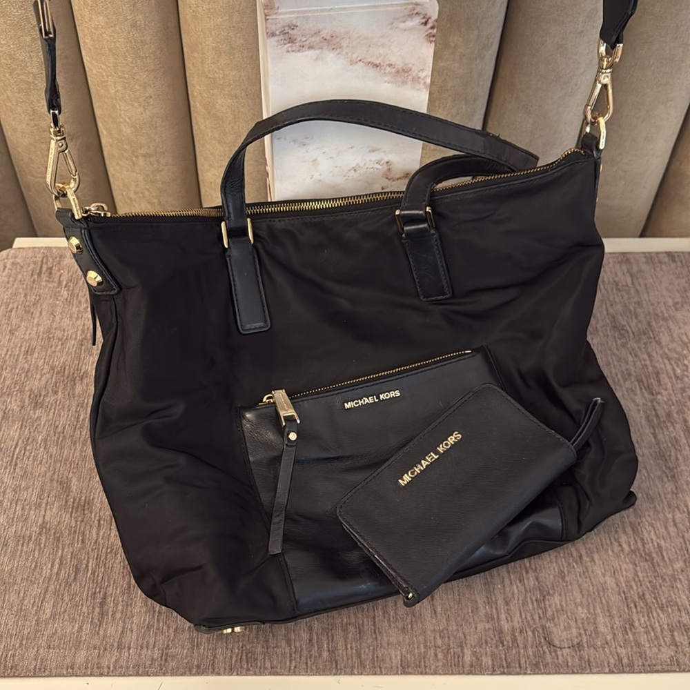 Michael Kors bundle of tote bag and wallet - Picture 8 of 15